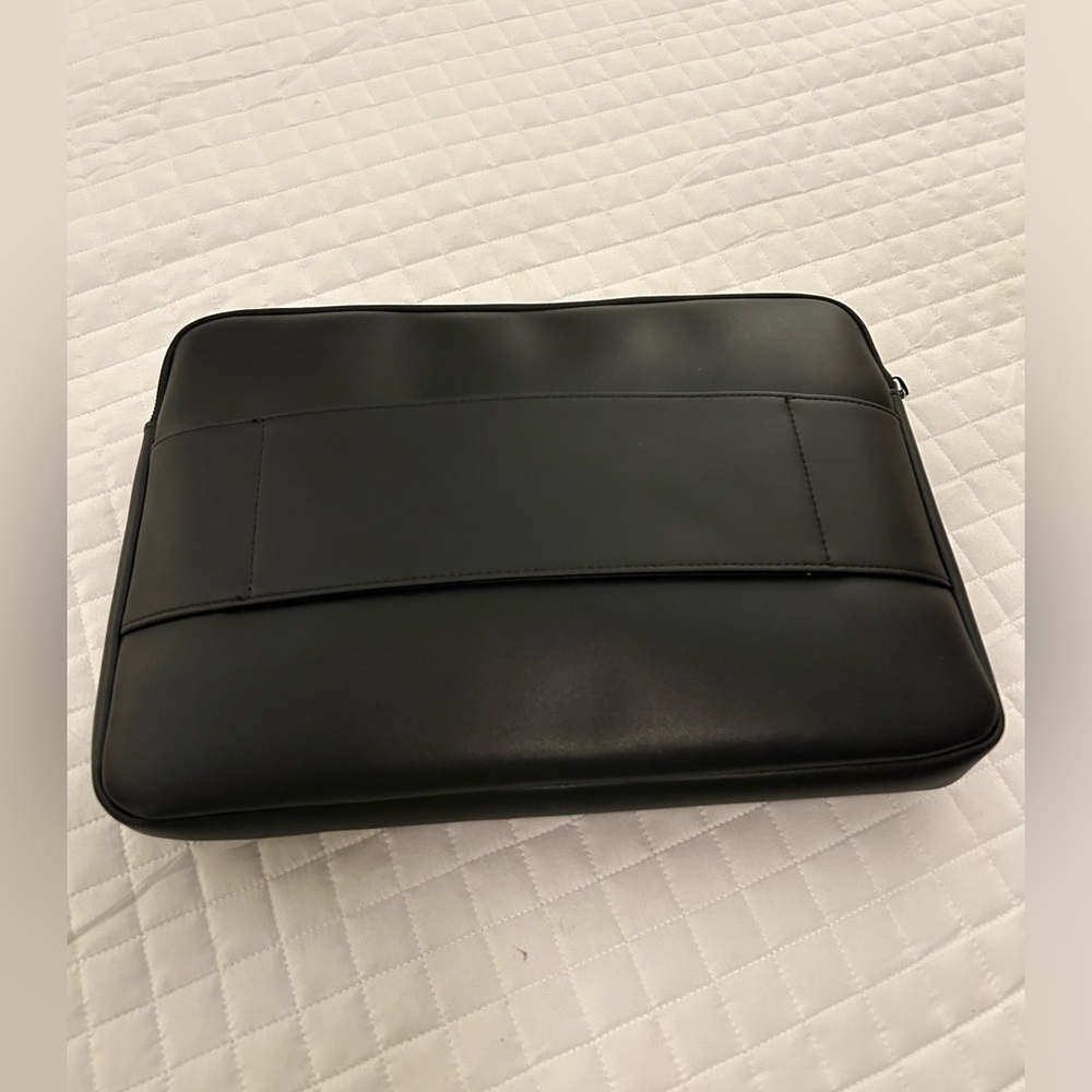 MO1000 Bring the Metro Laptop Sleeve along with you on your daily commute,